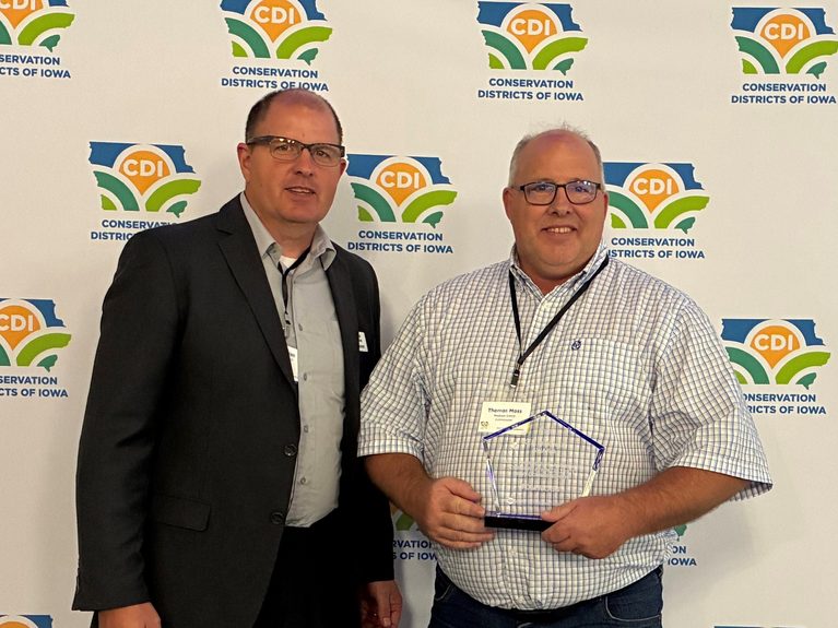 Tom Moss Receives Outstanding Beginning SWCD Commissioner Award